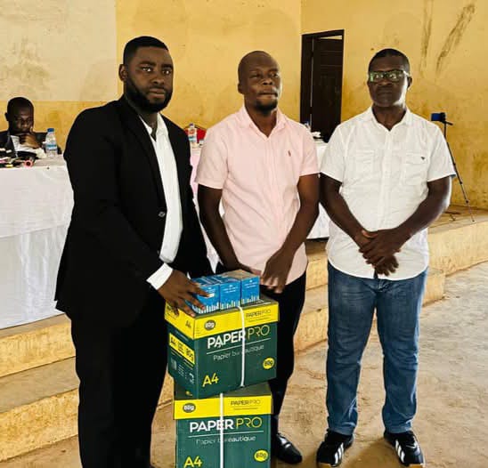 Côte d'Ivoire / Grand-Béréby : Un cadre visite le lycée Gosso Yabayou Alphonse, les bras chargés
