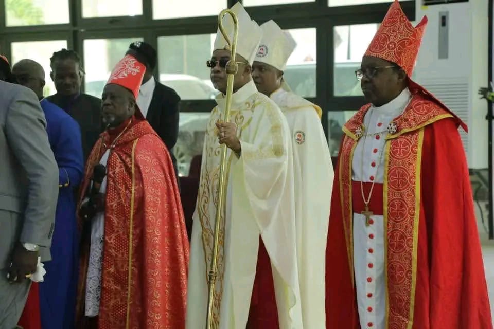 Côte d’Ivoire : Pasteurs, laissez aux évêques et aux prêtres leurs habits sacerdotaux, cessez l’hypocrisie !