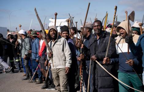 cote-divoire-xenophobie-en-afrique-du-sud-labbe-abekan-appelle-lafrique-a-retrouver-lesprit-de-mandela.jpg