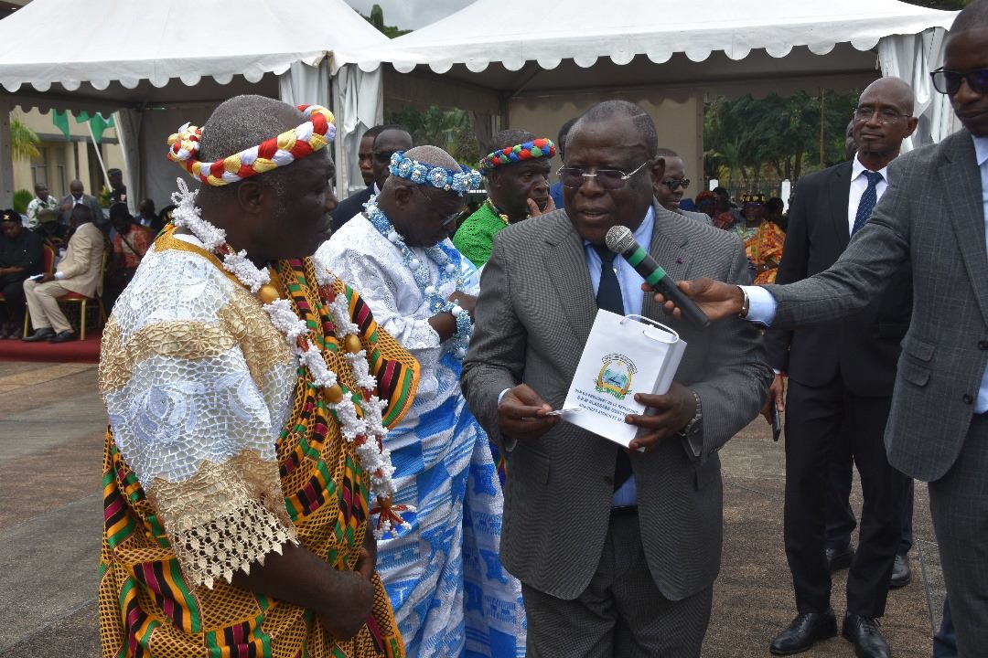 district-dabidjan-bacongo-offre-des-assurances-maladies-et-des-telephones-aux-chefs-atchan-et-akye.jpg