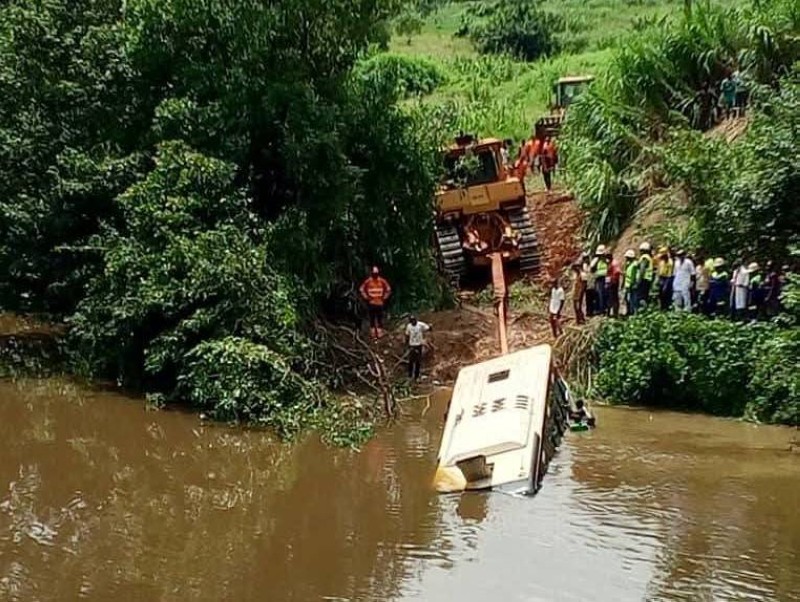 drame-a-touba-un-car-plein-de-passagers-plonge-dans-le-fleuve-bagbe-et-fait-24-morts-36-blesses.jpeg