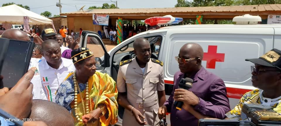 Béoumi / Le village de Djéviessou reçoit une ambulance neuve du député de Diabo-Languibonou