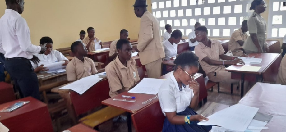 Bouna / Baccalauréat 2023 : Une candidate entre en travail en pleine composition