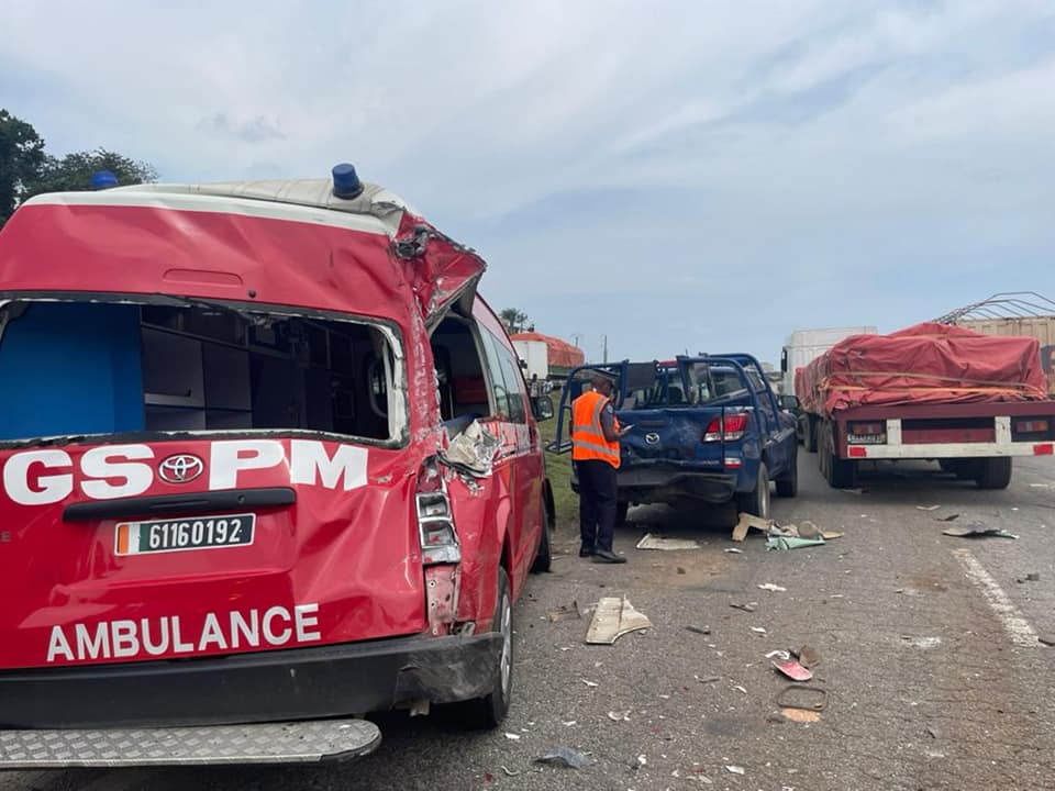 Corridor de Gesco-Yopougon / Un véhicule poids lourd percute une ambulance des pompiers sur un lieu d’accident