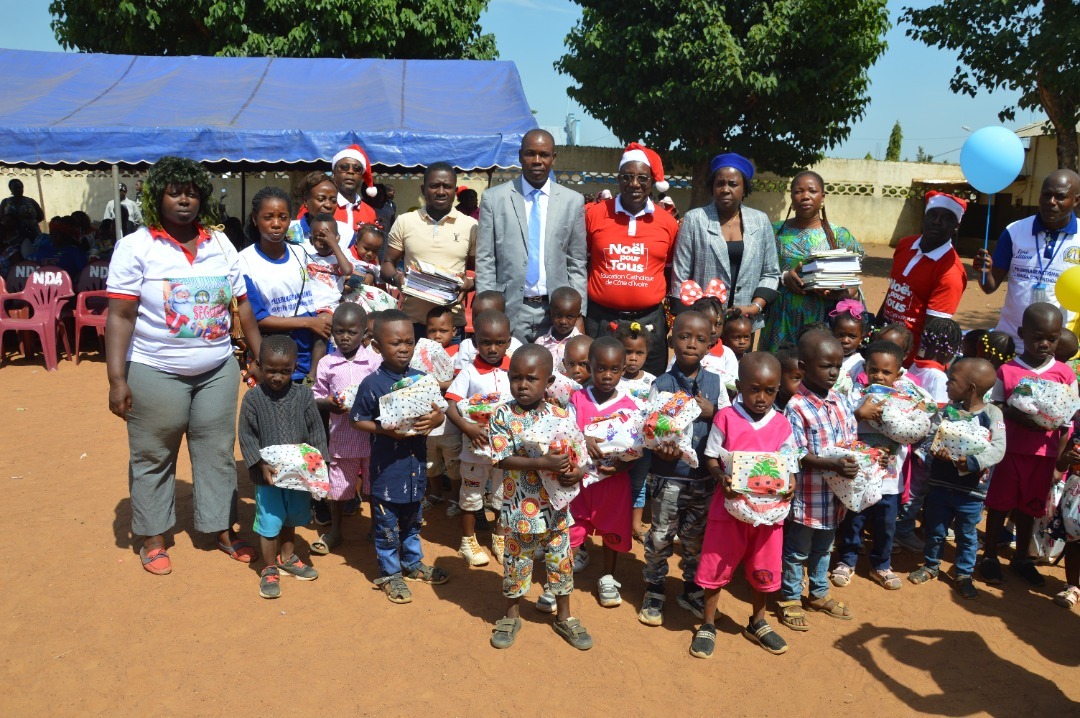 Côte d’Ivoire / 5ème édition de la Noël pour tous : Le père SENEC donne le sourire à 3000 enfants