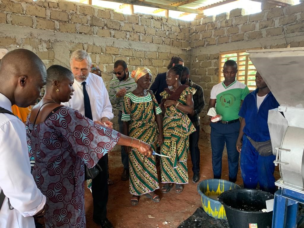 Côte d’Ivoire / L'Ambassadeur des Etats-Unis visite un projet pour l’autonomisation des femmes à Man