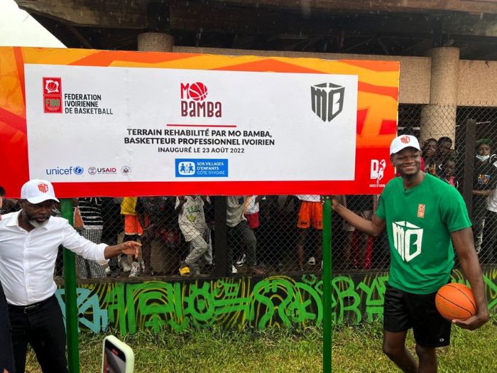 Côte d’Ivoire / Mo Bamba inaugure deux terrains de basketball et fait des dons à Abobo
