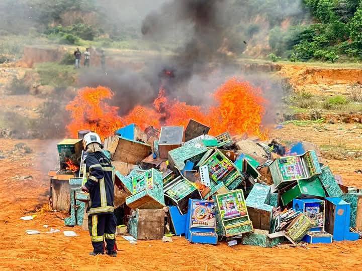 Côte d’Ivoire / pratique illicite des Jeux de hasard : Plus de 100 machines à sous illégales détruites à Akouédo Attié