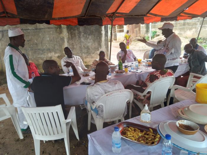 Côte d’Ivoire / Tabaski à Tiassalé / Alpha Sanogo partage le déjeuner avec les jeunes du quartier Mosquée