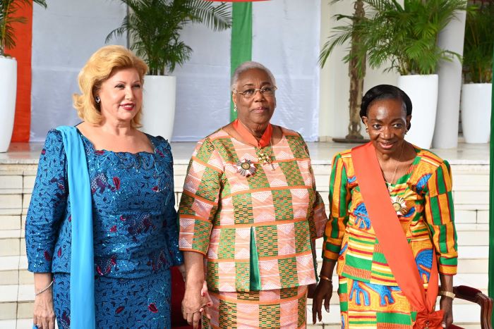 Côte d’Ivoire / Thérèse Houphouët-Boigny élevée à la dignité de Grand Officier devant Bédié, Dominique Ouattara, Simone Gbagbo