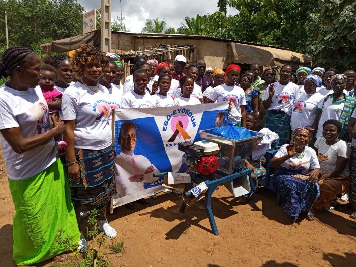 Côte d’Ivoire / Tiassalé : Alpha Sanogo offre une broyeuse de manioc aux femmes de Komenankpé