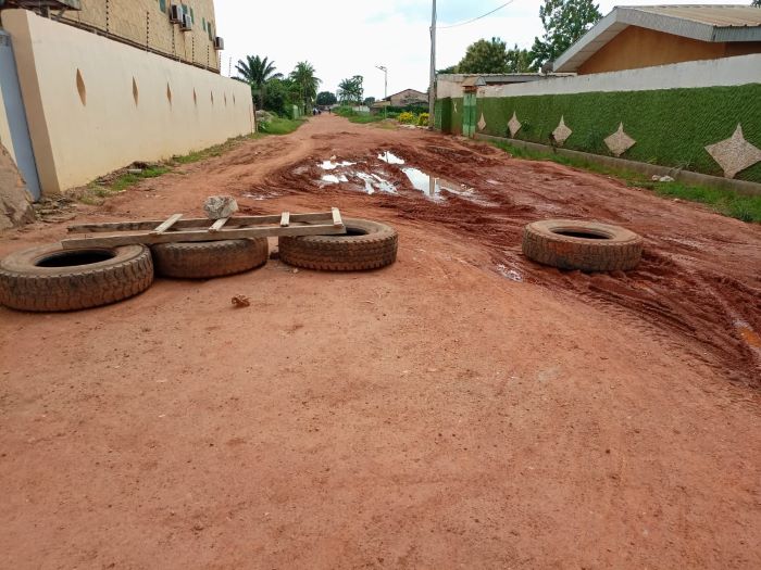 Côte d’Ivoire / Tiassalé : Une rue barricadée empêche les riverains d’accéder à leur domicile