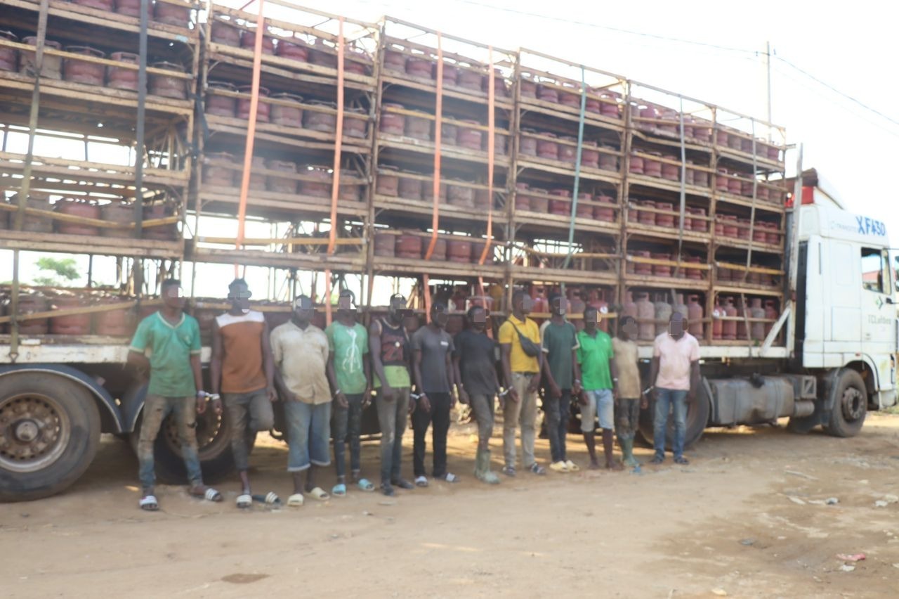 Côte d’Ivoire / Une usine clandestine de reconditionnement de gaz butane démantelée : 12 personnes interpelées, 2743 bouteilles de gaz saisies