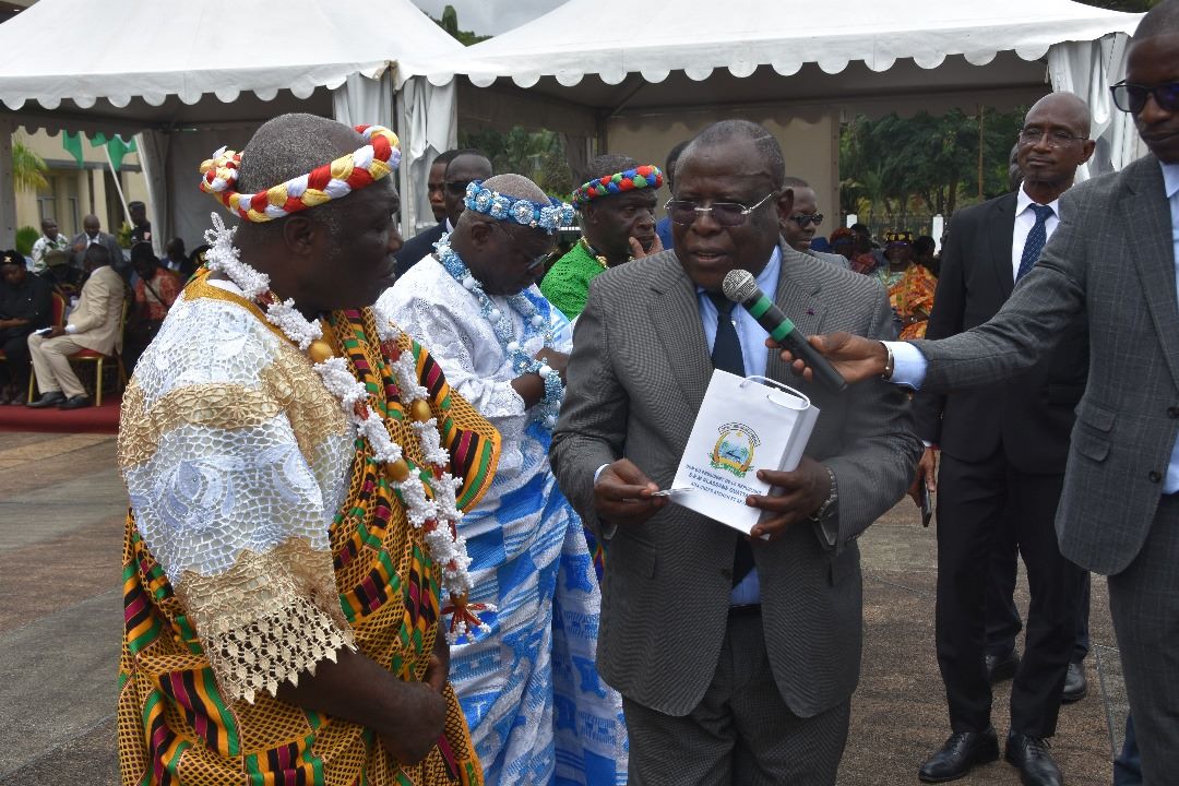 District d’Abidjan : Bacongo offre des assurances maladies et des téléphones aux chefs Atchan et Akyé