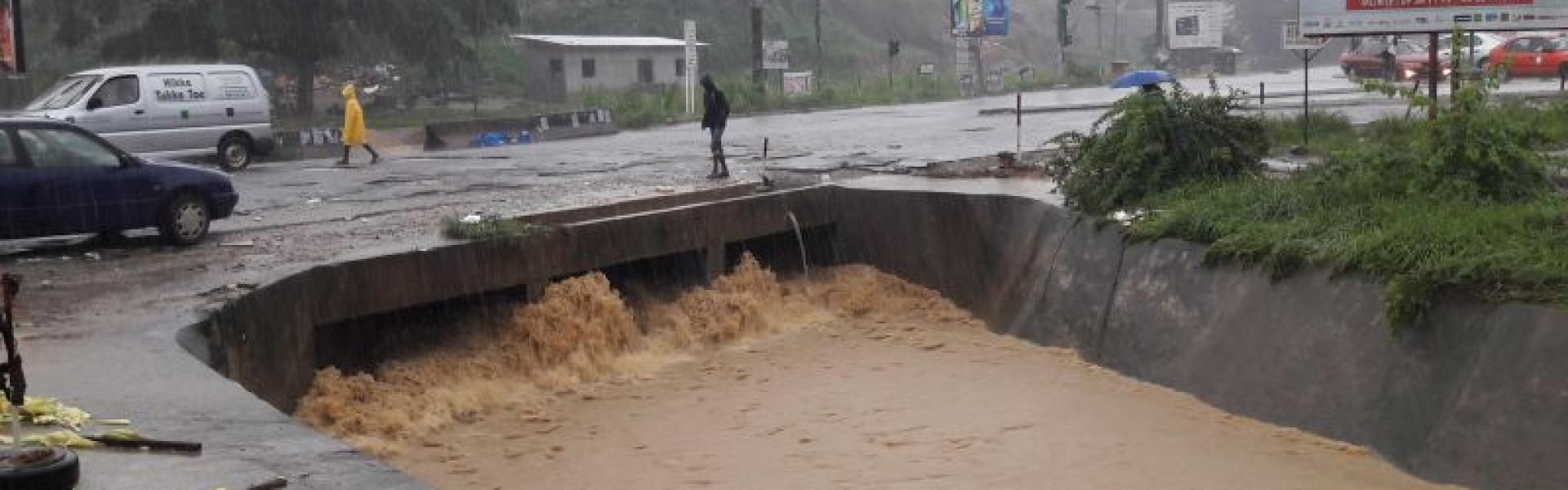 Forte pluie à Abidjan / Carrefour Djeny Kobenan : Un motocycliste et sa moto emportés par les eaux