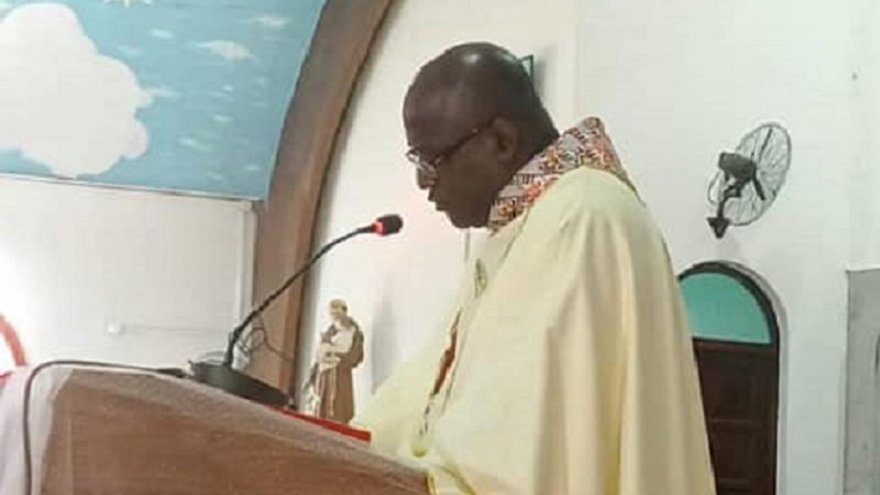 Paroisse Saint Antoine de Padoue de Moossou : Le père Basile Diané solidaire des prisonniers pour le Carême