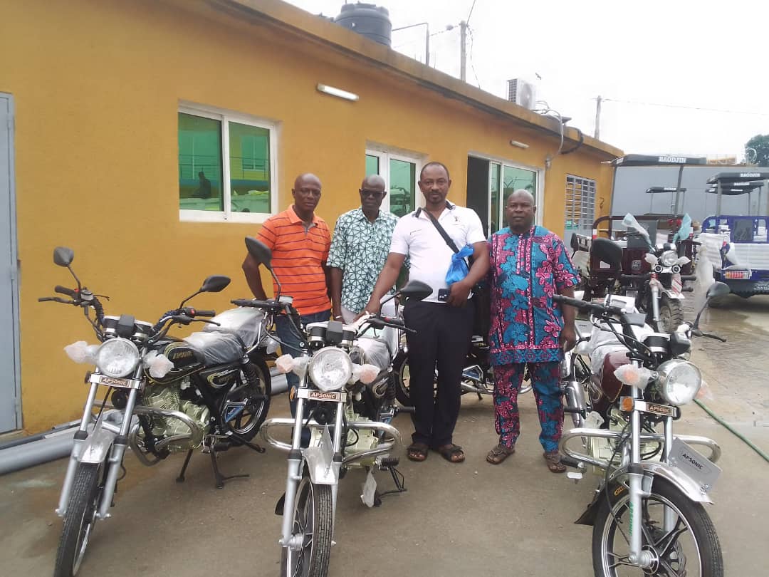 Tiassalé / Alpha Sanogo, secrétaire départemental du Rhdp, offre 5 motos aux responsables