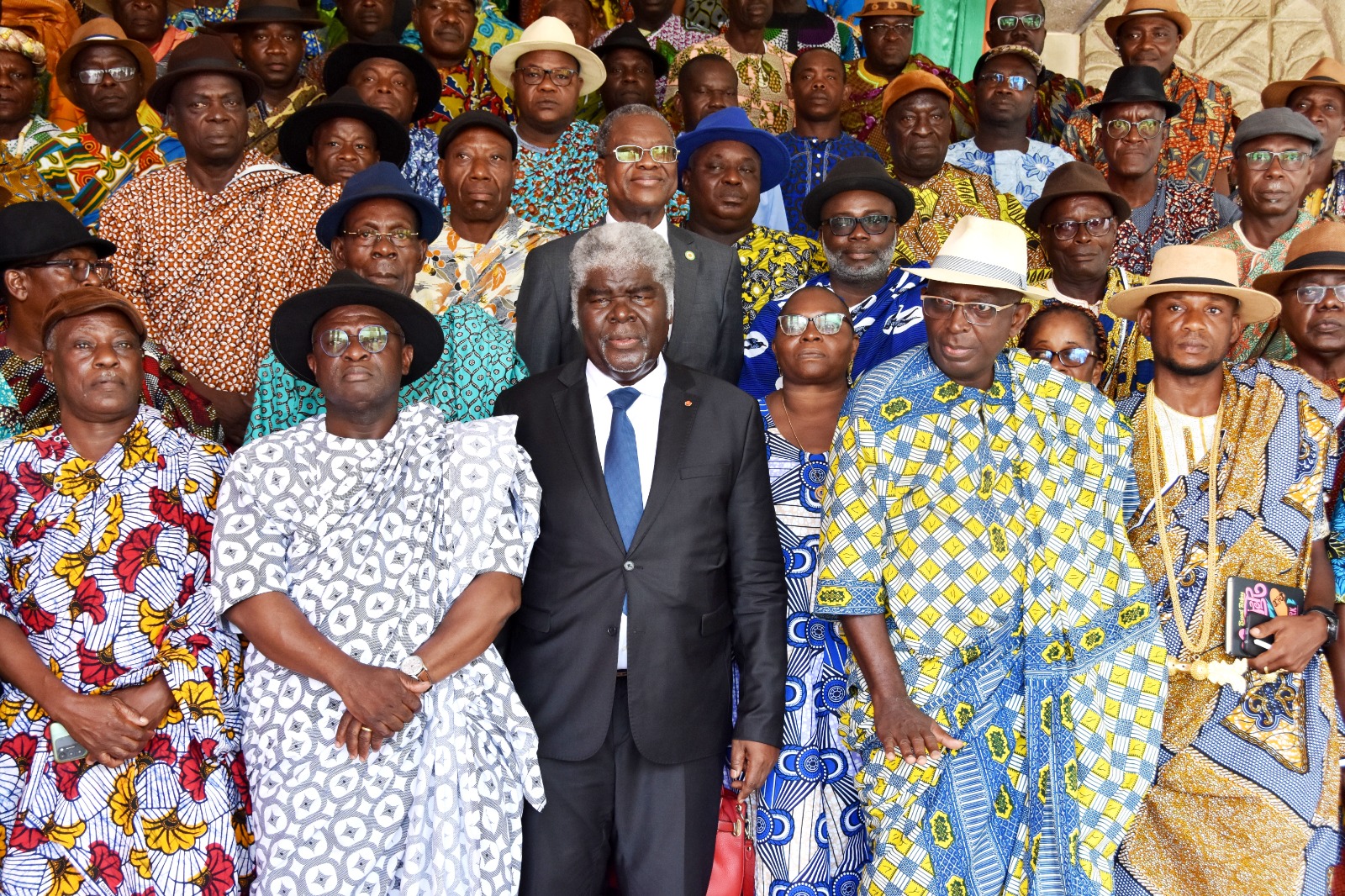 Villages du district d’Abidjan : Mambé annonce 200 km de voies à bitumer