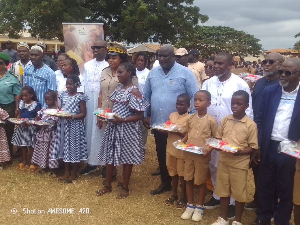 Côte d’Ivoire / Rentrée scolaire 2026-2027 : Le maire de Hiré inaugure des salles de classe et offre des tables-bancs